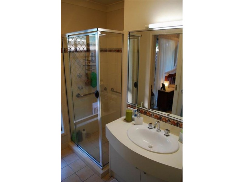 8 Peterson Street, Scarborough QLD 4020