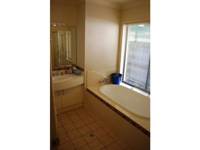 8 Peterson Street, Scarborough QLD 4020