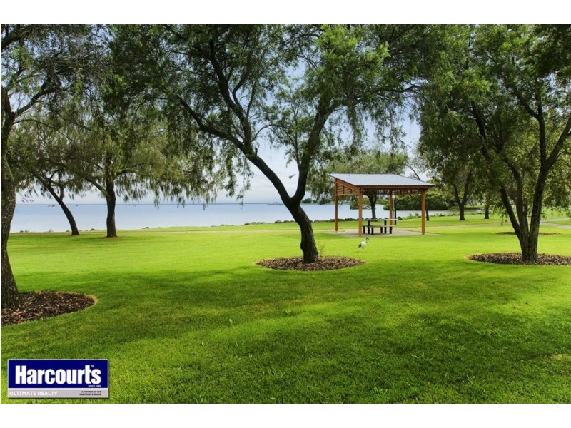 56 Oyster Point Esplanade, Scarborough QLD 4020