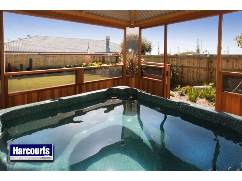 6 James Street, Scarborough QLD 4020