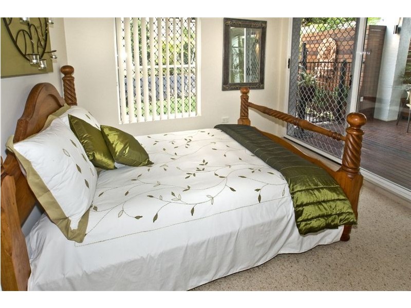 35 Palmtree Avenue, Scarborough QLD 4020