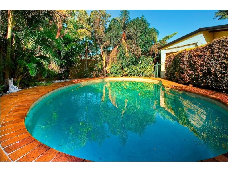 12 La Salle Drive, Newport QLD 4020