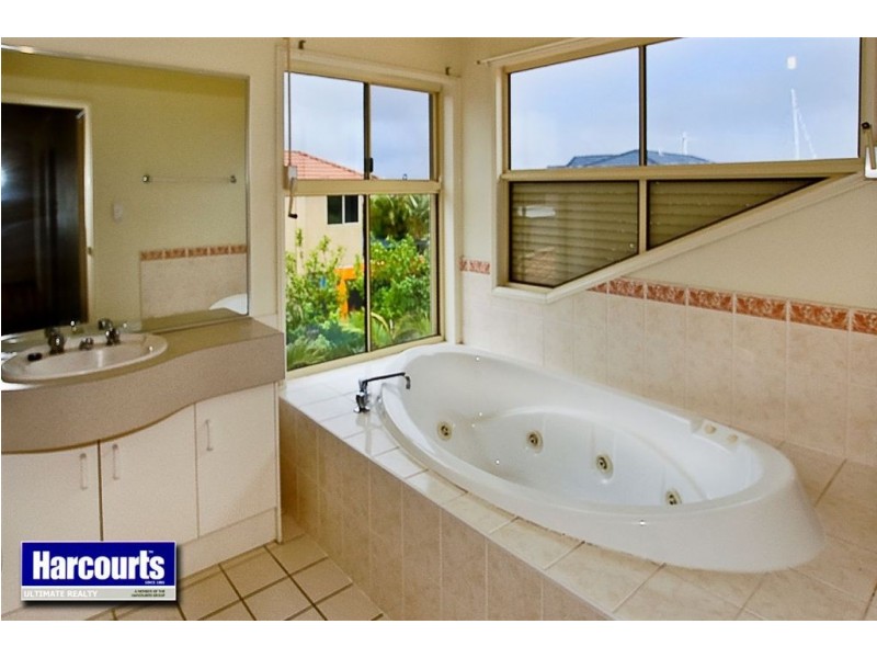 8 Defender Street, Newport QLD 4020