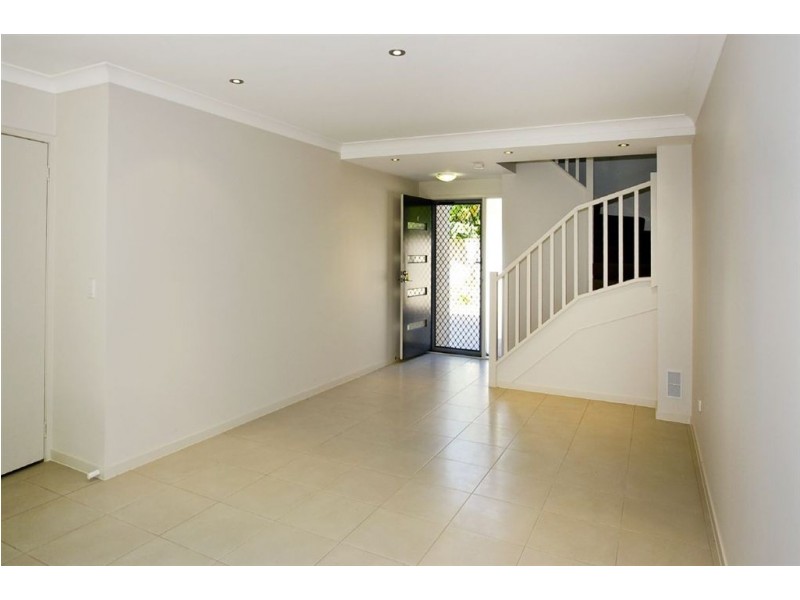 6/8 Griffith Road, Scarborough QLD 4020