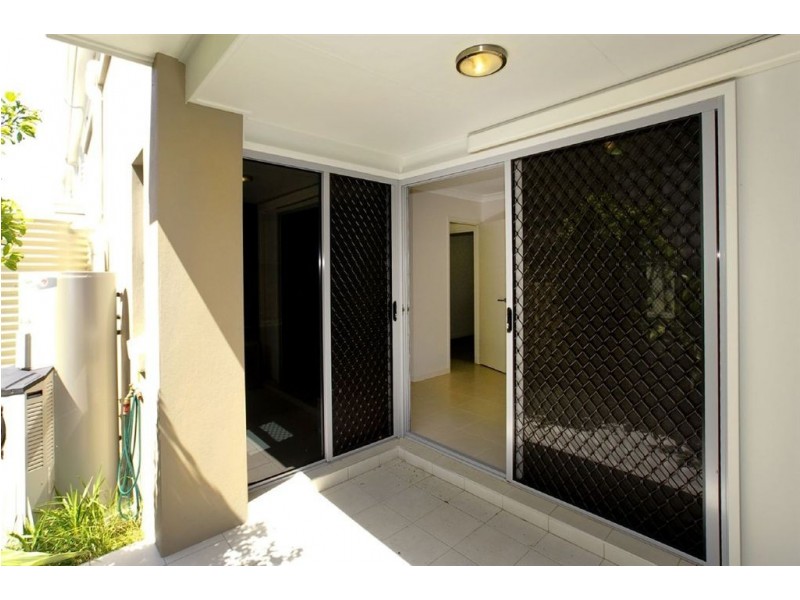 6/8 Griffith Road, Scarborough QLD 4020