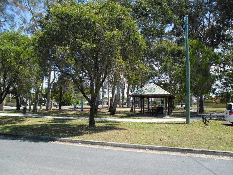 32 Grace Street, Scarborough QLD 4020