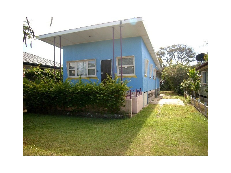 8 Woodcock st, Scarborough QLD 4020