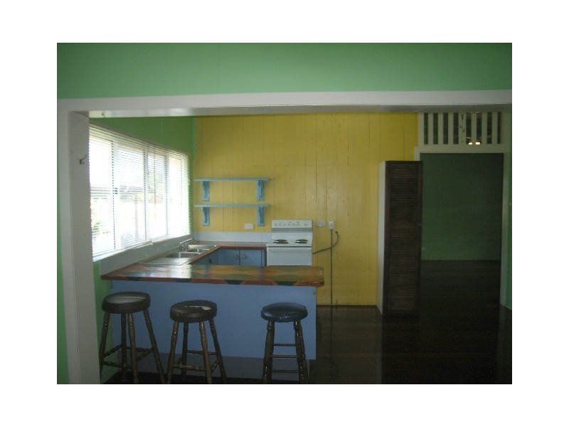 8 Woodcock st, Scarborough QLD 4020