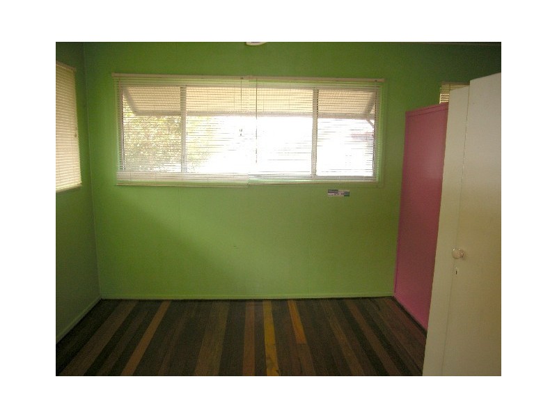 8 Woodcock st, Scarborough QLD 4020