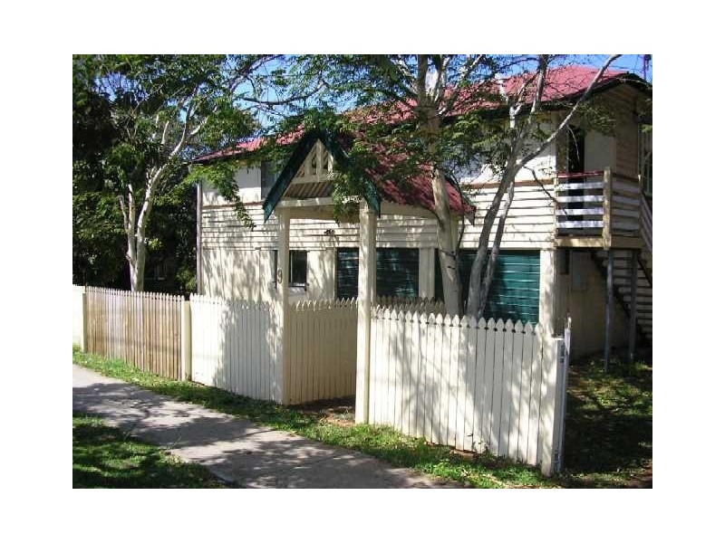 9 Rock Street, Scarborough QLD 4020