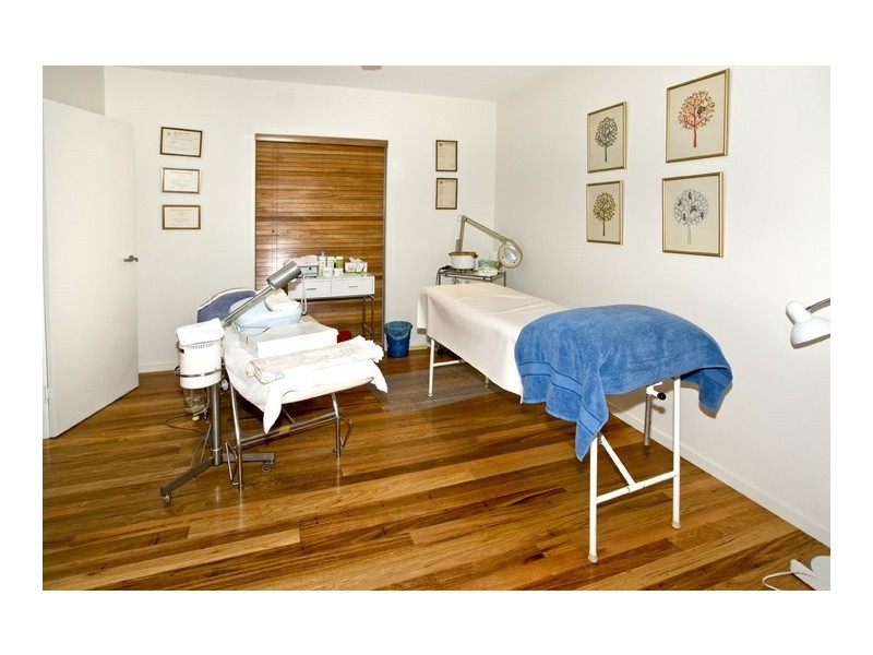 74 Palm Avenue, Shorncliffe QLD 4017