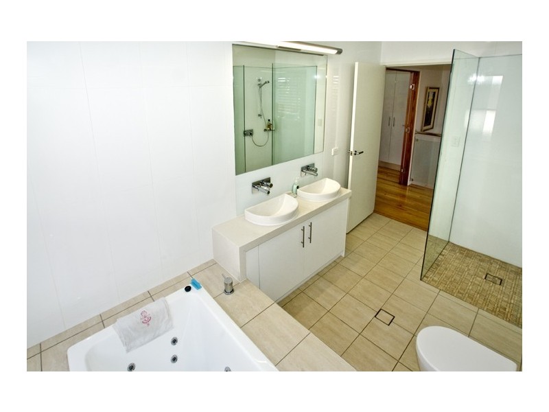 74 Palm Avenue, Shorncliffe QLD 4017