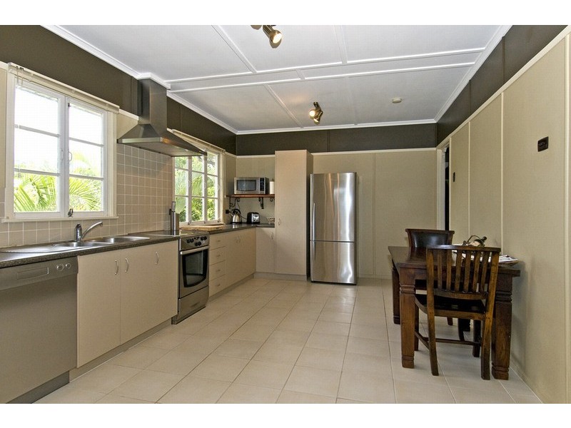 74 Sapphire, Holland Park QLD 4121