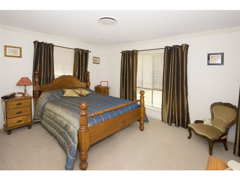 7 Kimbolton Drive, Redland Bay QLD 4165