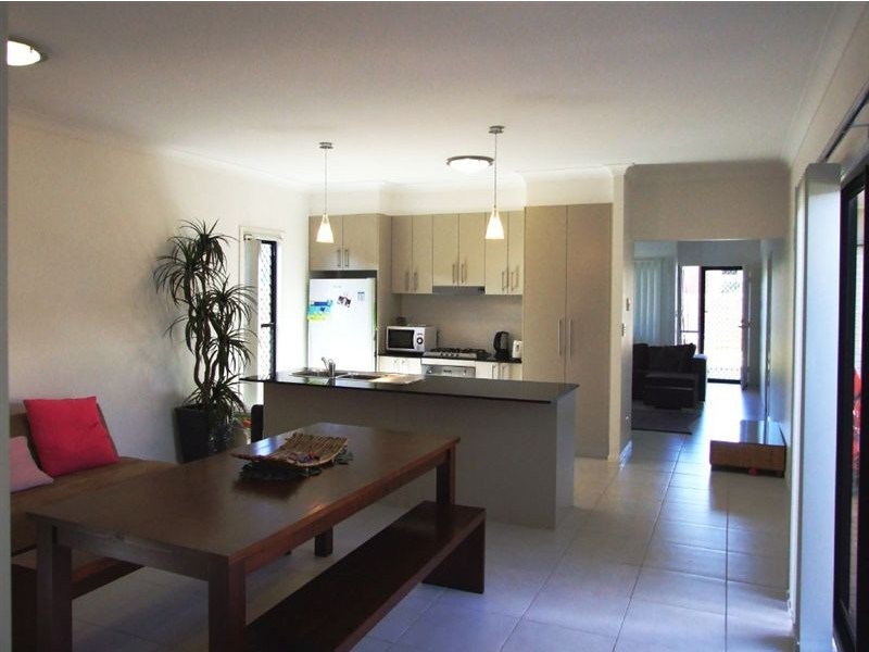 2/71 Sunningdale Drive, Redland Bay QLD 4165