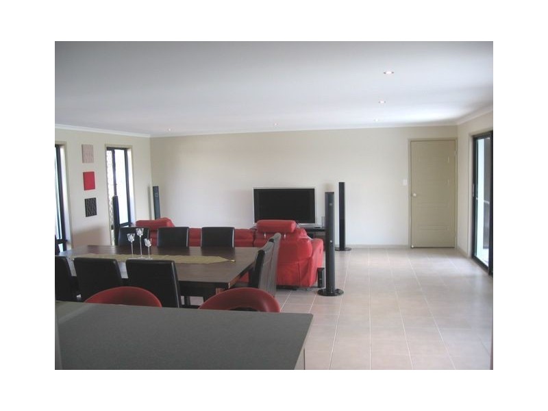 14 Mervyn Cr, Redland Bay QLD 4165