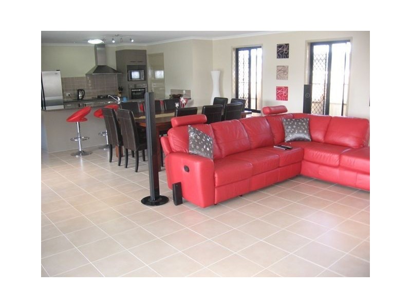 14 Mervyn Cr, Redland Bay QLD 4165