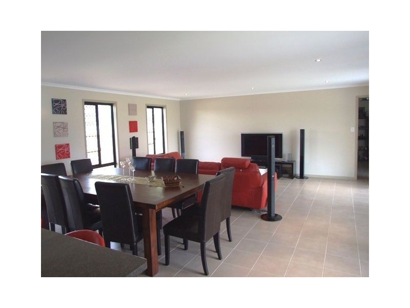 14 Mervyn Cr, Redland Bay QLD 4165