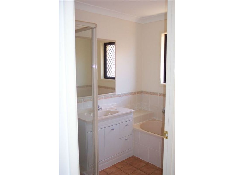 2 Daydream Street, Redland Bay QLD 4165