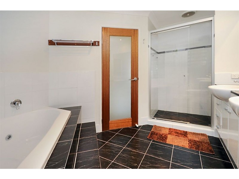 9 Cyan Pl, Redland Bay QLD 4165