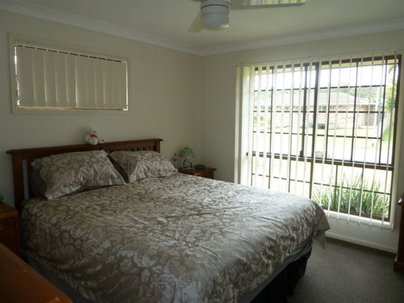 2 Montrose Place, Redland Bay QLD 4165