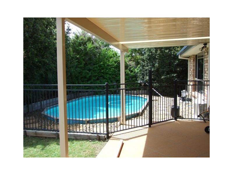 4 Portland Pde, Redland Bay QLD 4165