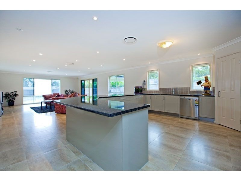 10 Ebony Cres, Redland Bay QLD 4165