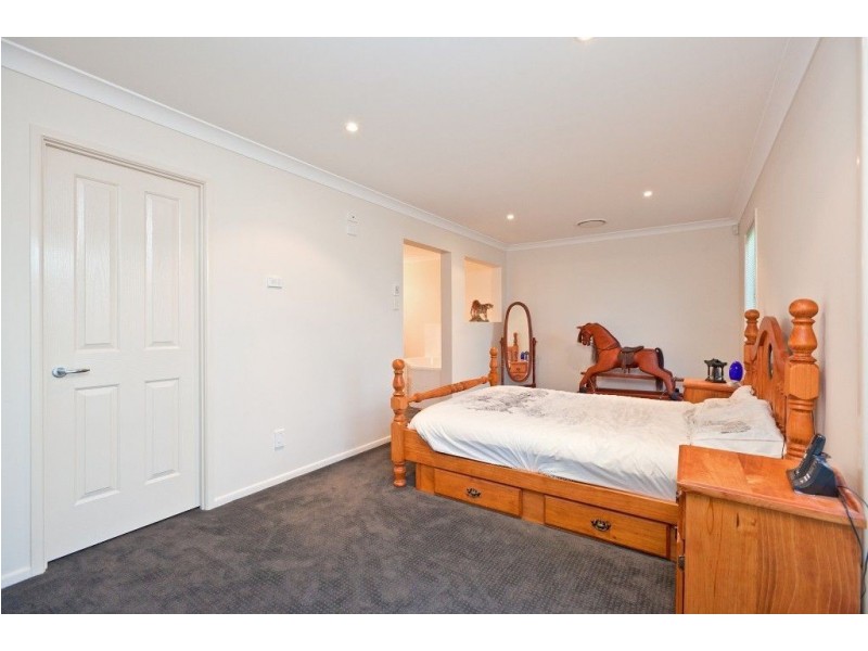 10 Ebony Cres, Redland Bay QLD 4165