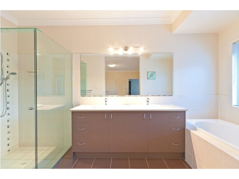 26 Lowe Circuit, Redland Bay QLD 4165