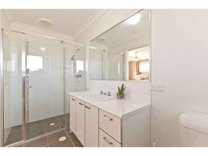 25 Magnetic Place, Redland Bay QLD 4165