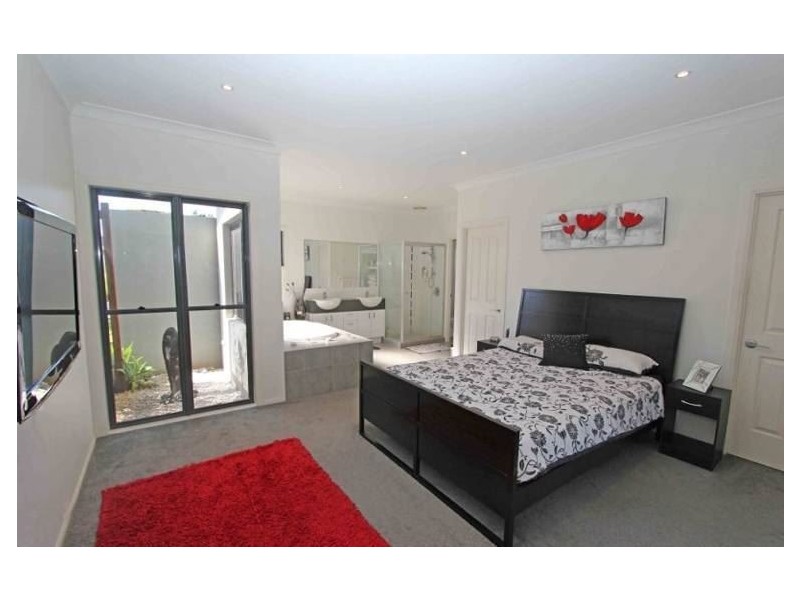 9 Saltwater Place, Redland Bay QLD 4165