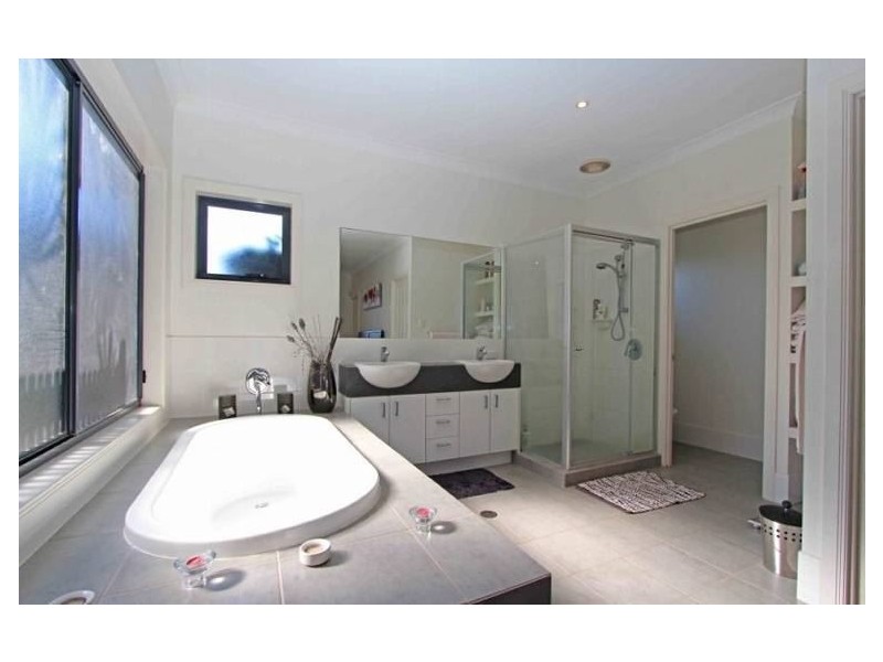 9 Saltwater Place, Redland Bay QLD 4165