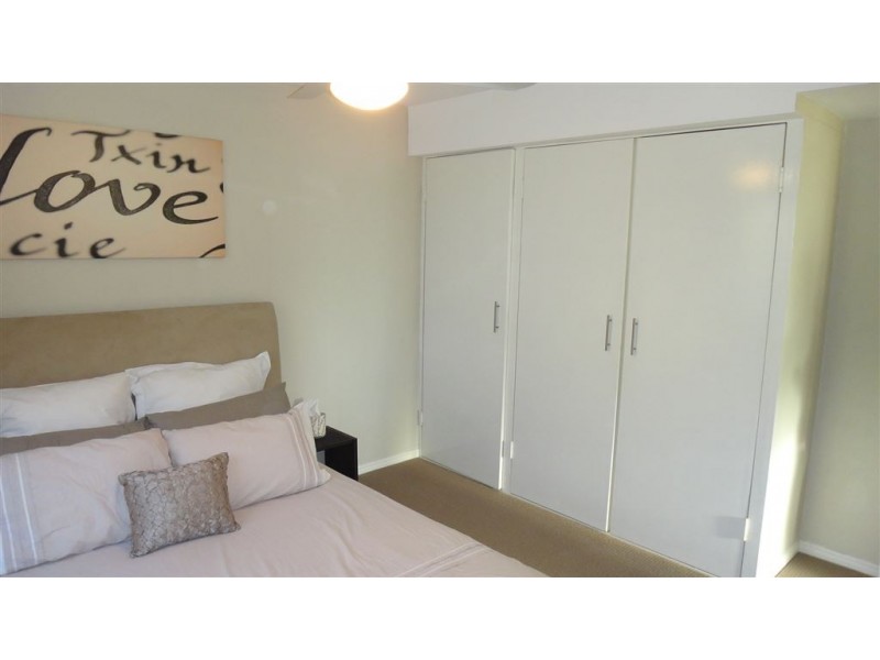 4/5 Curwen Tce, Chermside QLD 4032