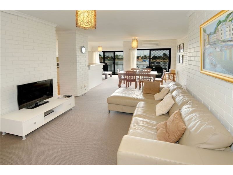 2/15 Carinya Street, Mooloolaba QLD 4557