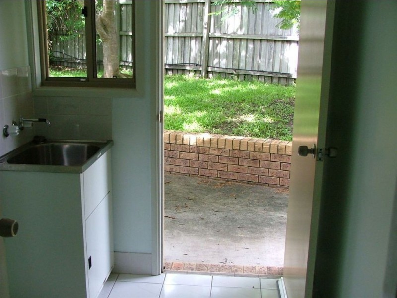 2/143 Amarina ave, Mooloolaba QLD 4557