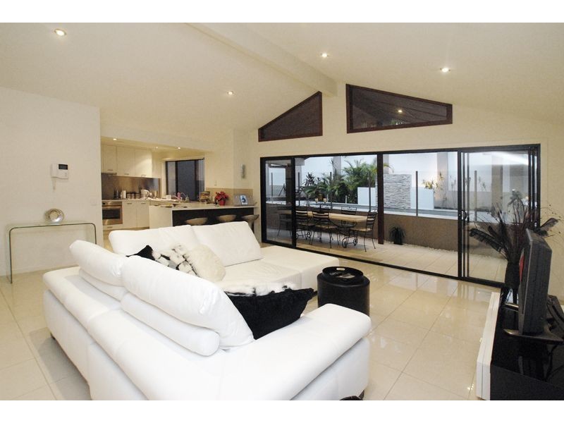 75 Palm Dr, Mooloolaba QLD 4557