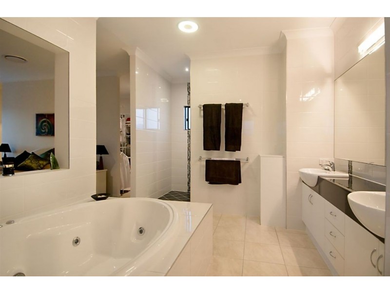 1 Westholme Circuit, Pelican Waters QLD 4551