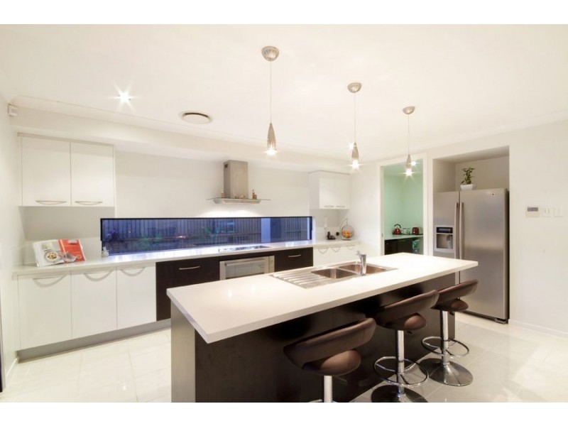 4 Whitehaven Way, Pelican Waters QLD 4551