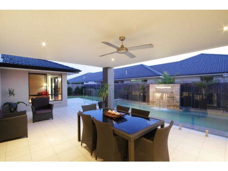 4 Whitehaven Way, Pelican Waters QLD 4551