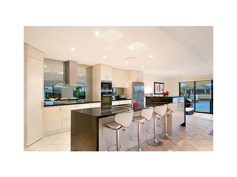 4 Quayline Close, Pelican Waters QLD 4551