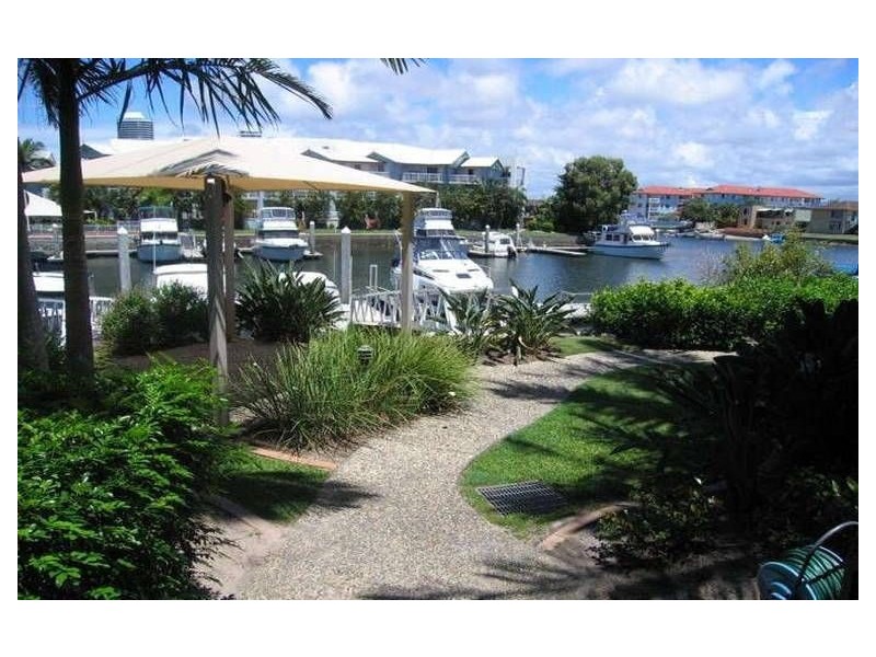 2/14 Jennifer Ave, Runaway Bay QLD 4216