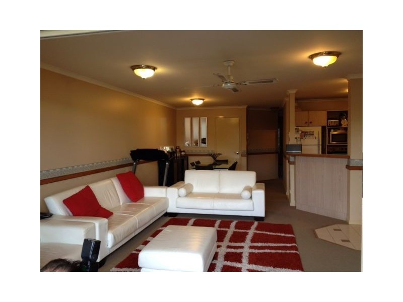 2/14 Jennifer Ave, Runaway Bay QLD 4216