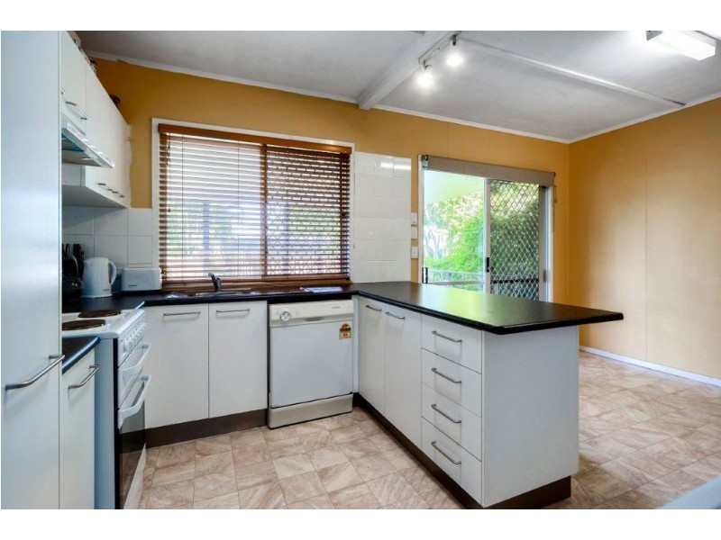 25 Farrant St, Stafford Heights QLD 4053