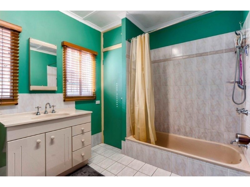 25 Farrant St, Stafford Heights QLD 4053