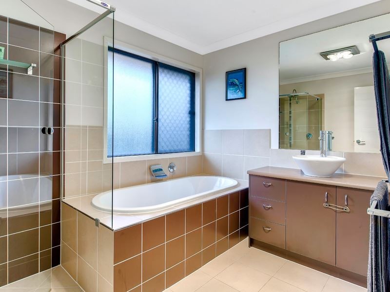 2 Buttonwood Close, Albany Creek QLD 4035