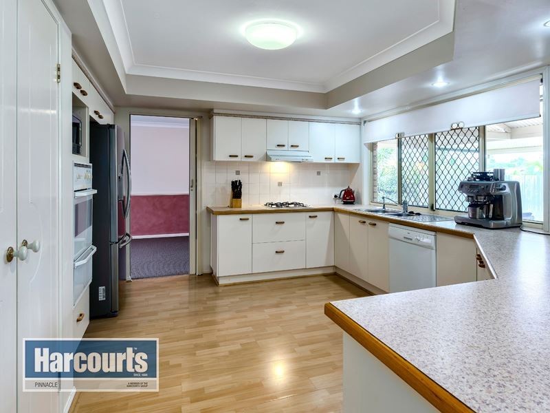 64 Reginald Av, Arana Hills QLD 4054