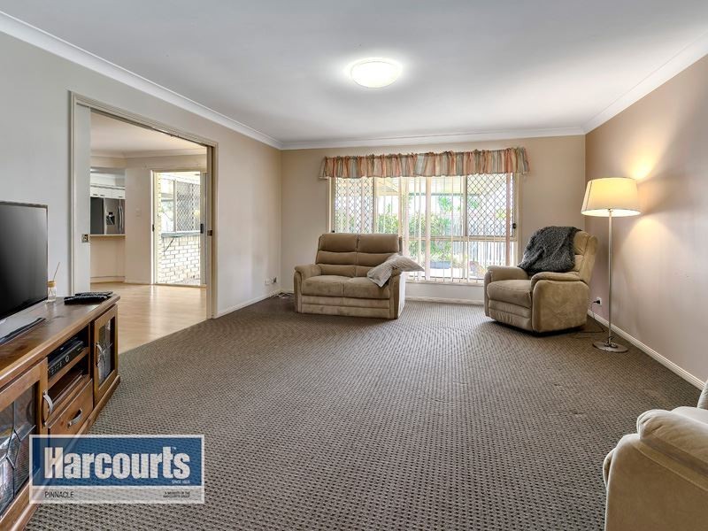 64 Reginald Av, Arana Hills QLD 4054