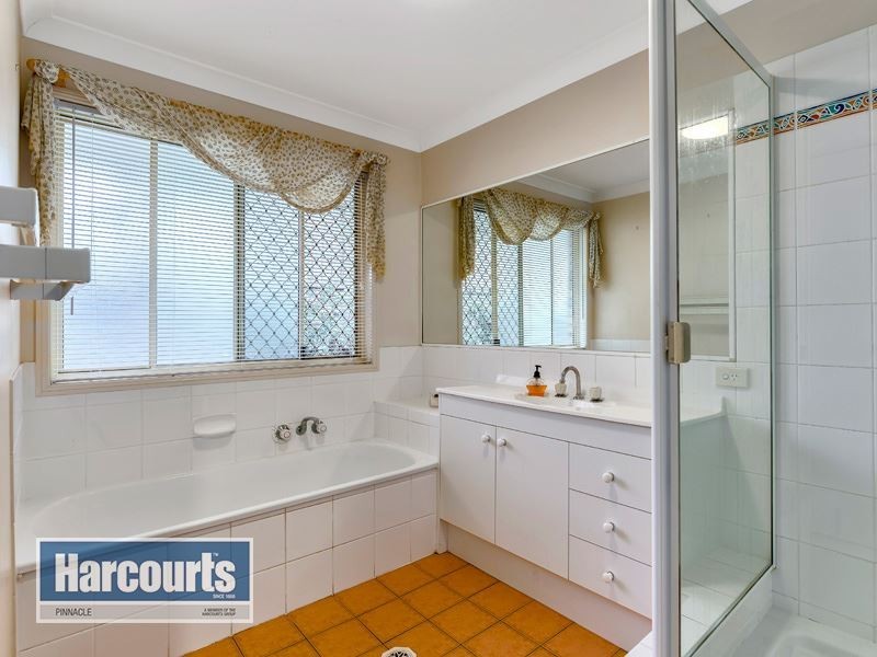 64 Reginald Av, Arana Hills QLD 4054