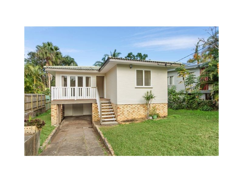 15 Camelia Av, Everton Hills QLD 4053