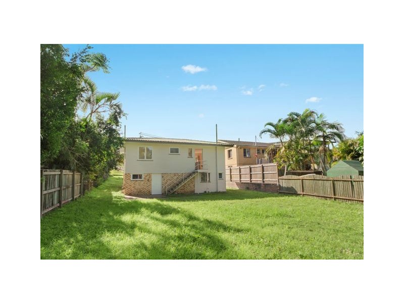 15 Camelia Av, Everton Hills QLD 4053